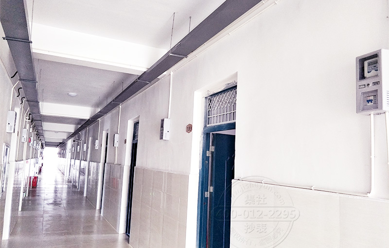 每间宿舍都安装了预付费电表 每间宿舍都安装了预付费电表